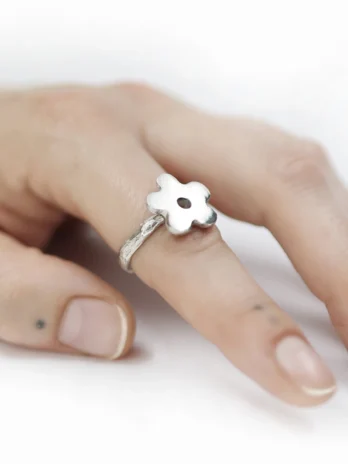 pierścionek z kwiatuszkiem wypolerowanym i fakturowaną obrączką