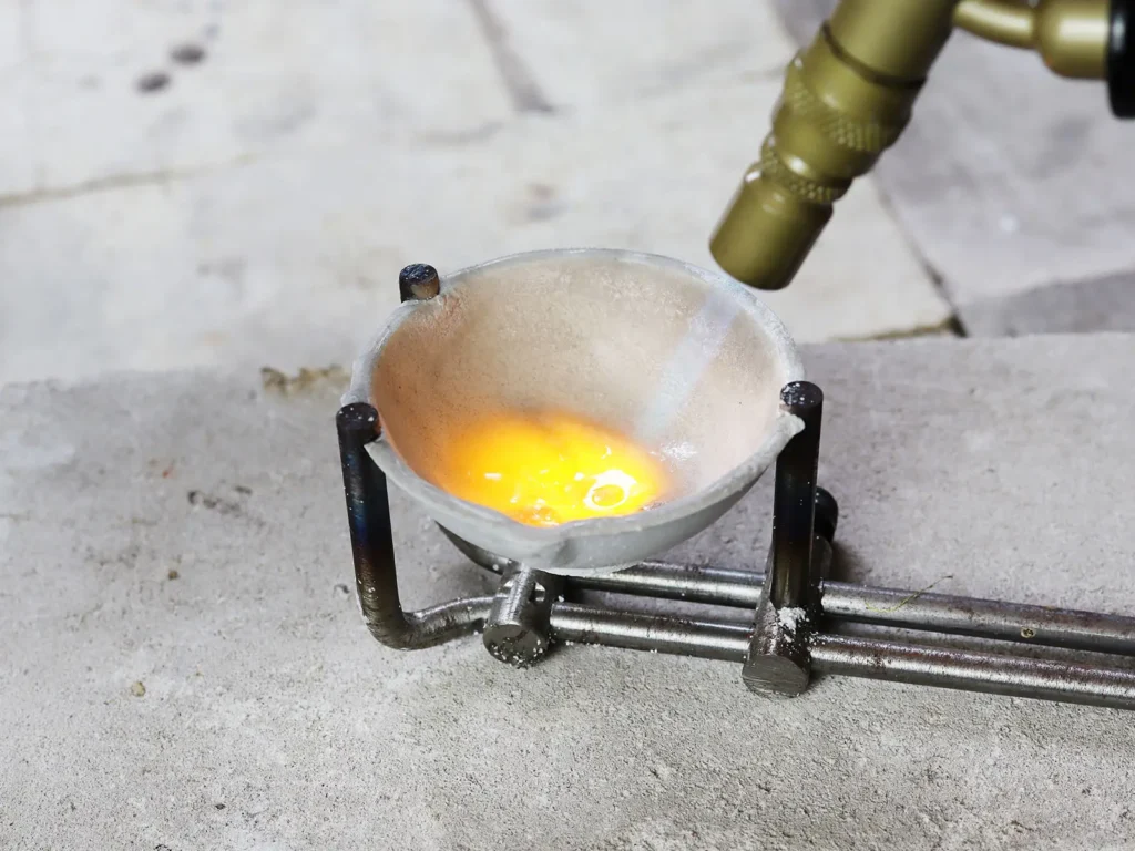 rozżarzony tygiel przez palnik jubilerski