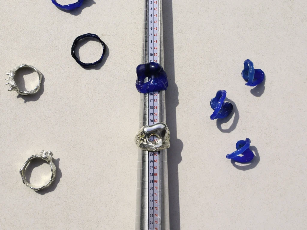 mierzenie pierścionka na ryglu miarowym