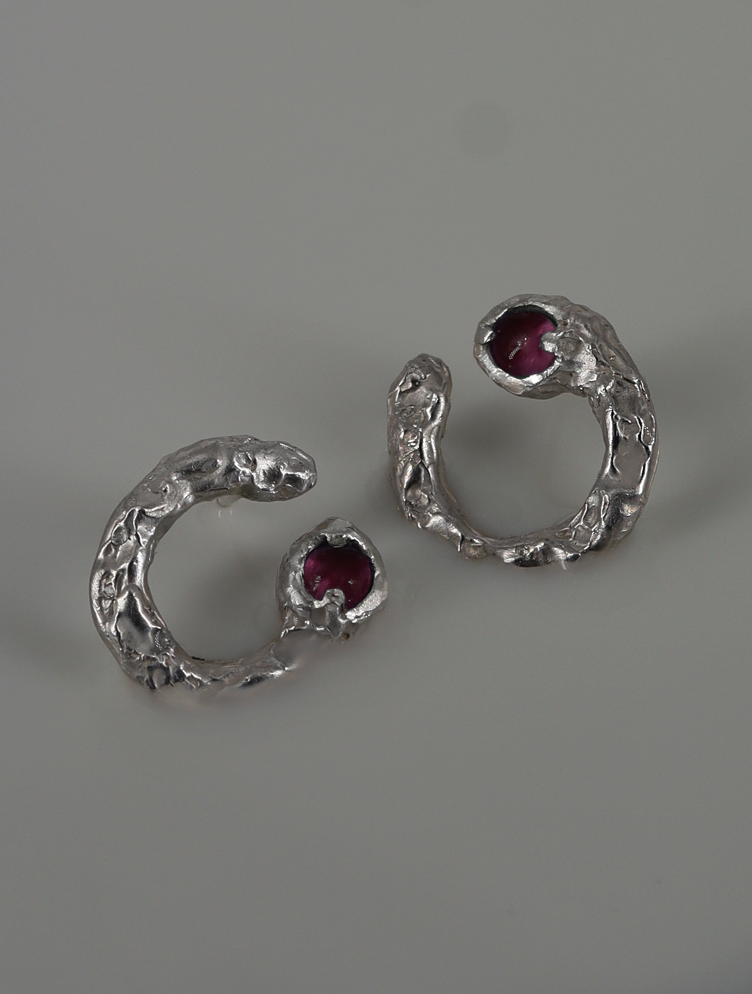 kolczyki nieregularne koła z granatem