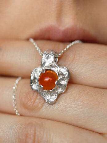 NASZYJNIK Z KARNEOLEM