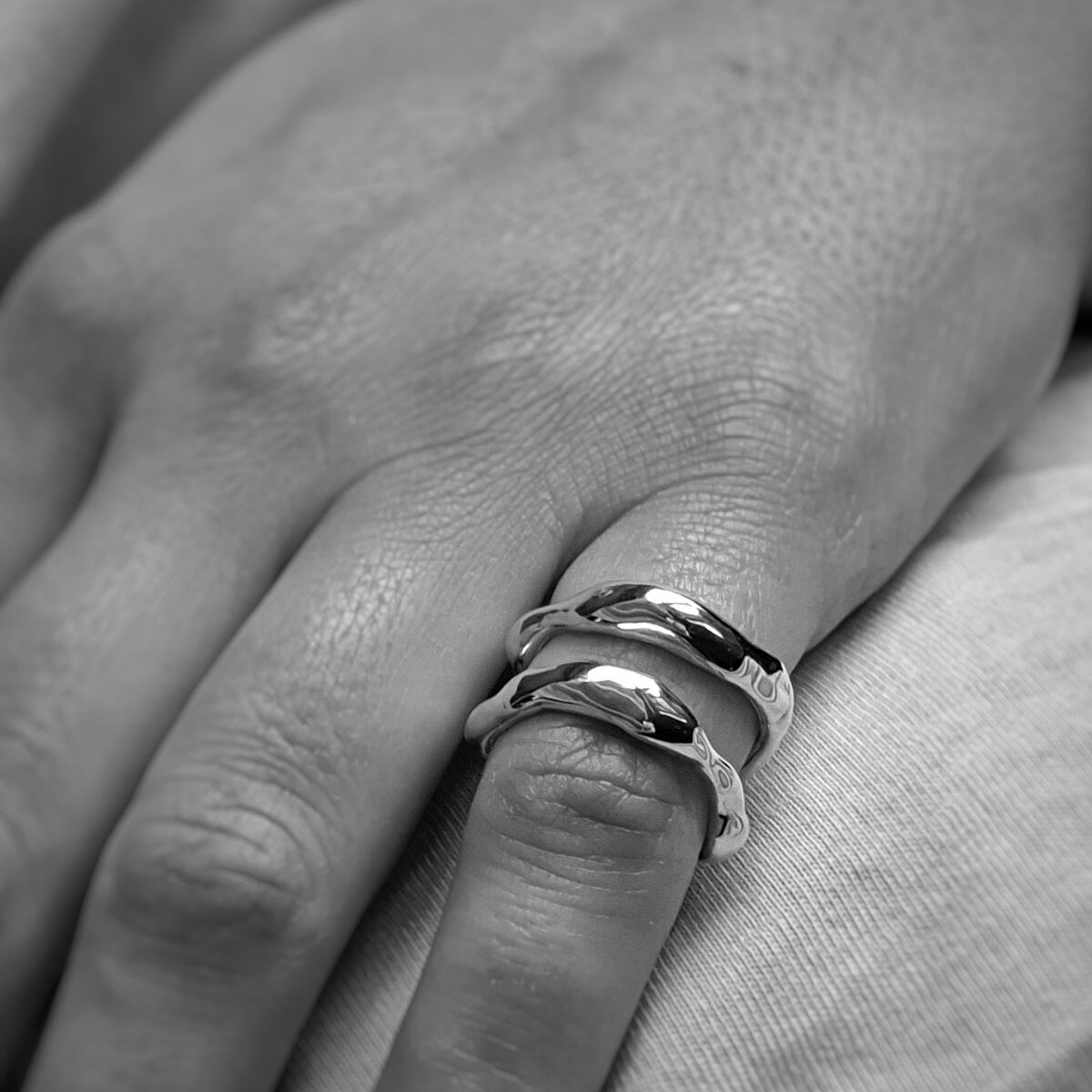 dwa nieregularne pierścionki ze srebra