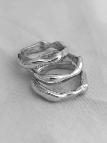 trzy nieregularne pierścionki