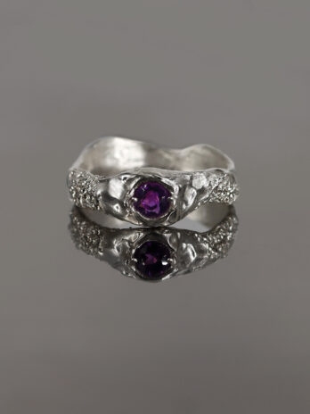 pierścionek fakturowany z ametystem