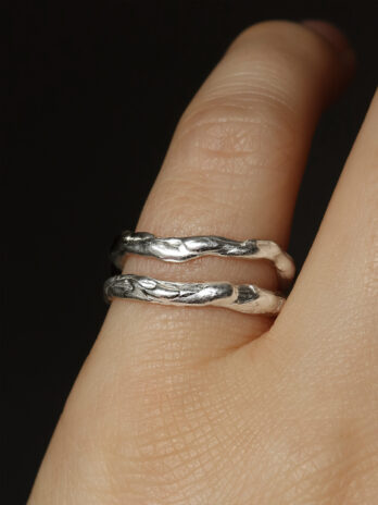 dwa pierścionki fakturowane obrączki